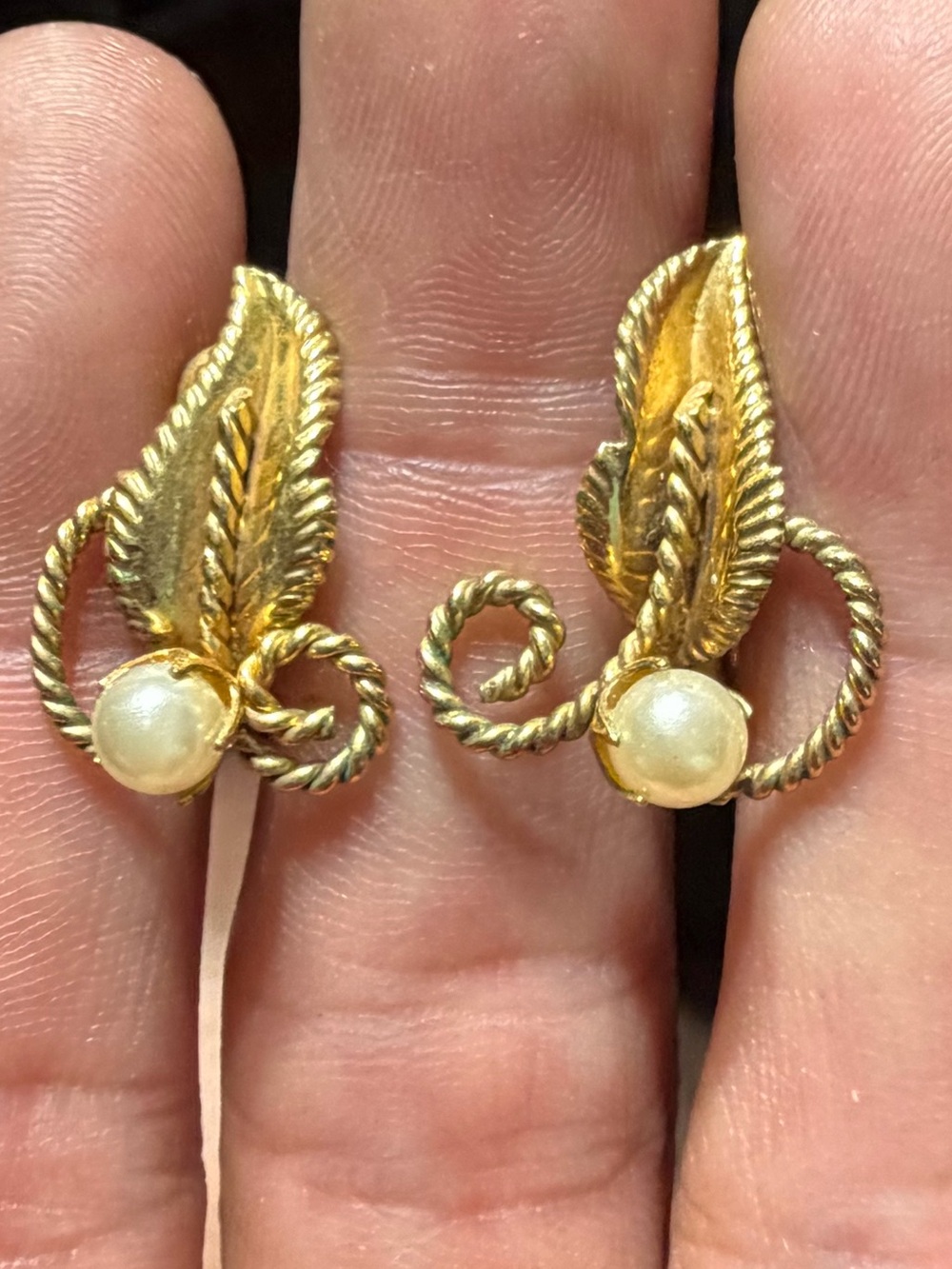 1950s Vintage TK “Tru-Kay” Leaf Gold Filled Pearl Screw Back Earrings